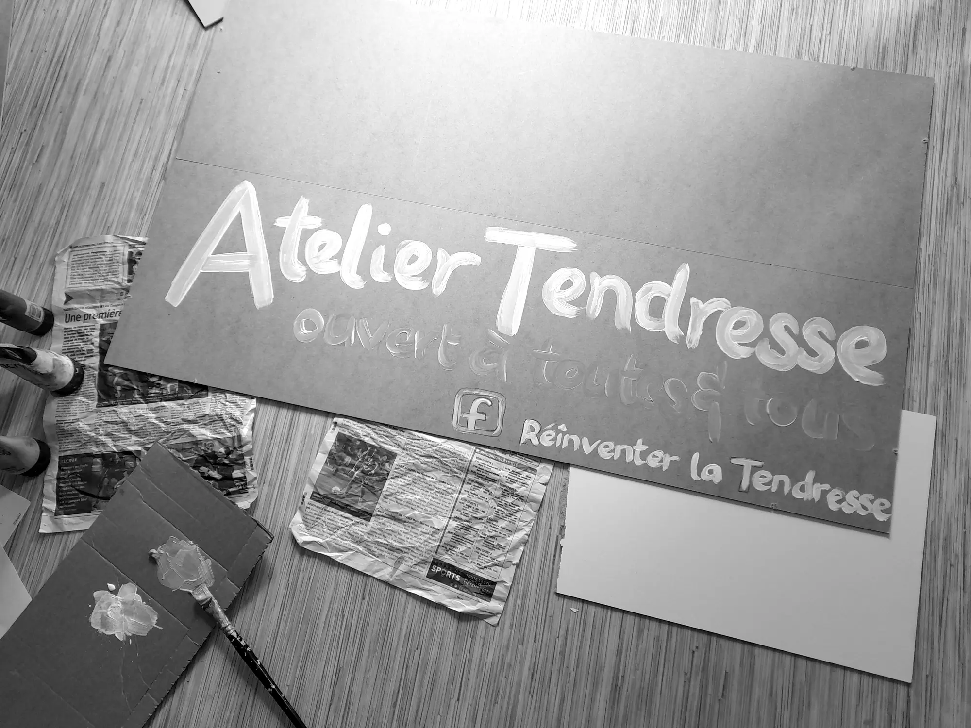Pancarte peinte à la main : Atelier Tendresse, ouvert à toutes et tous