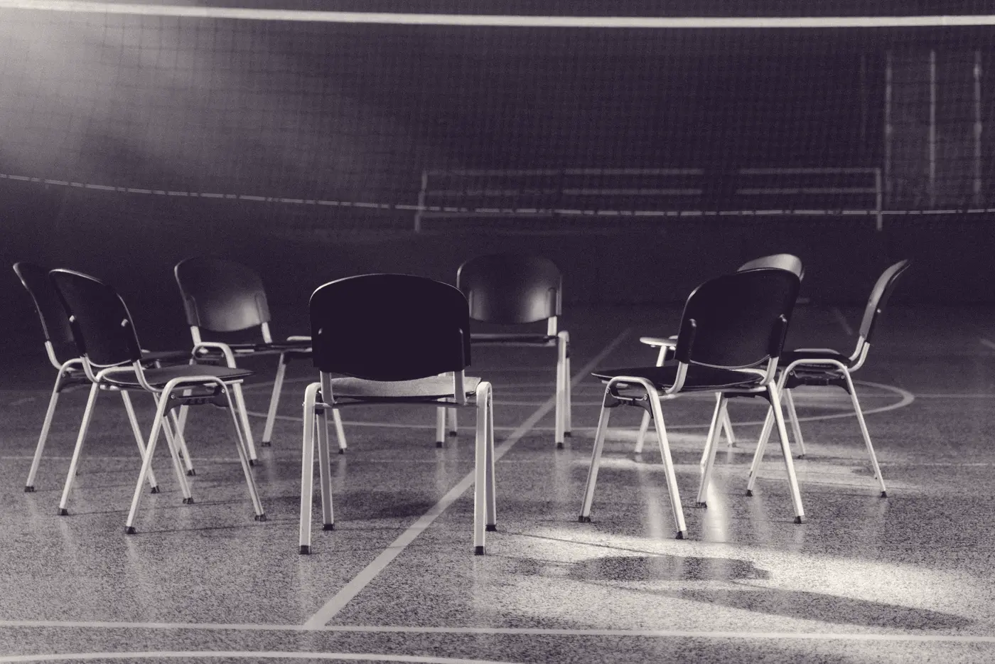 Des chaises disposées en cercle pour un cercle de parole